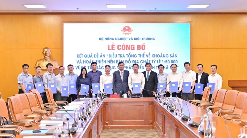 The leaders of the Ministry of Agriculture and Environment handed over the Project results to 14 Northwestern provinces to serve the socio-economic development planning, attract investment and ensure sustainable mineral exploitation. Photo: Nguyen Thuy.