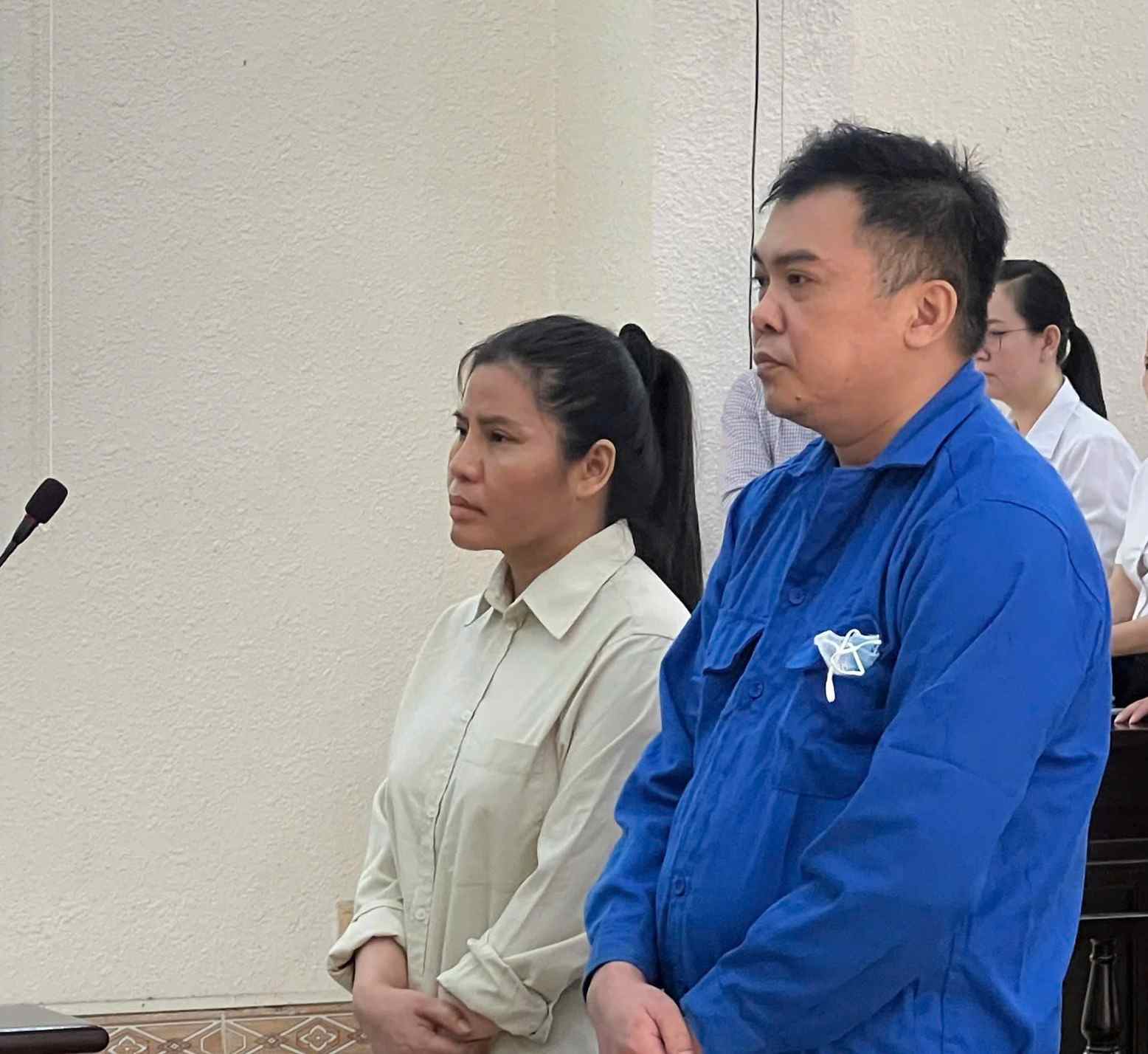 Hai vợ chồng giám đốc công ty bất động sản tại phiên tòa xét xử. Ảnh: Đình Trọng