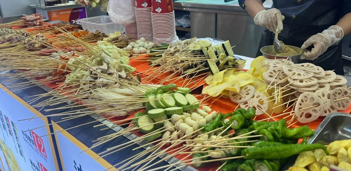 Warning about the risks of eating unsafe street food. Photo: VFA