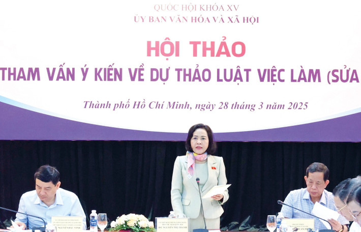 At the Workshop on consulting opinions on the draft Law on Employment (amended), there were opinions suggesting that civil servants should be included in unemployment insurance because they are streamlining the payroll. Photo: Tinh Ha