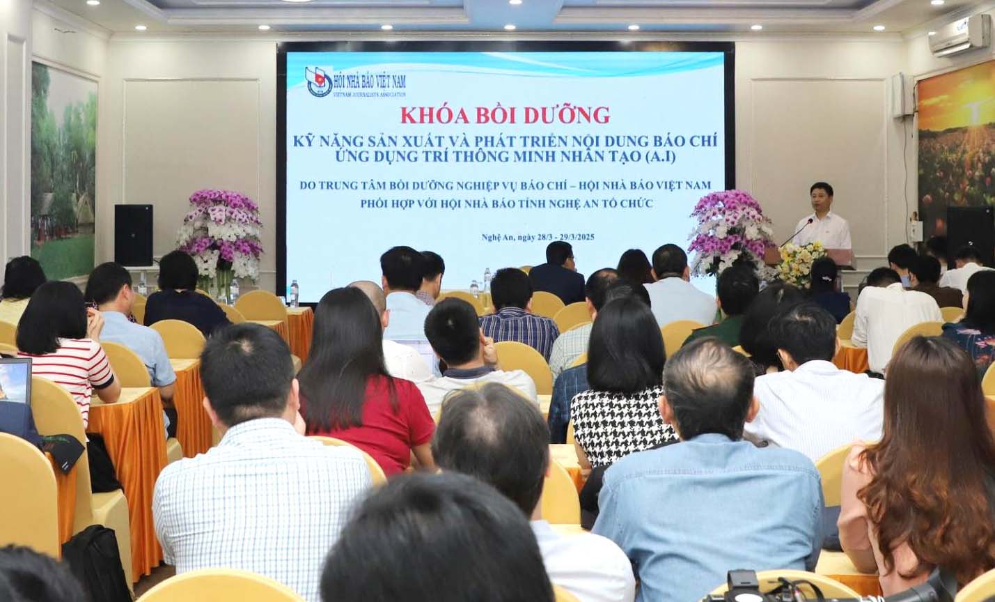 Hội Nhà báo tỉnh Nghệ An tổ chức lớp tập huấn chuyên đề "Kỹ năng sản xuất và Phát triển nội dung báo chí, ứng dụng trí tuệ nhân tạo AI". Ảnh: Hải Đăng