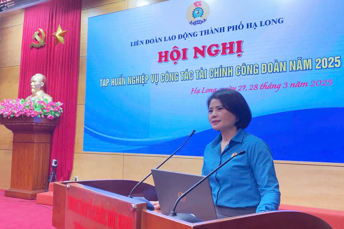 Reporter speaking at the conference. Photo: Ha Long Labor Federation