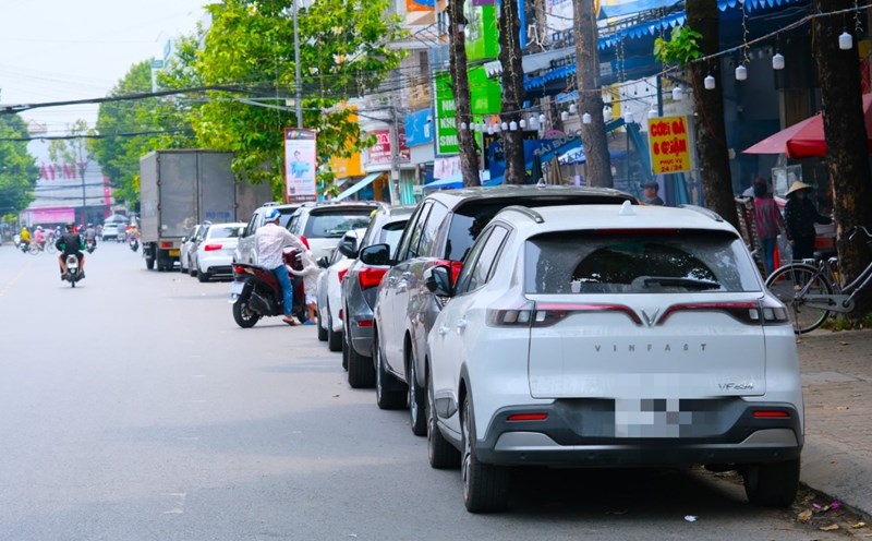 Parking a car without turning on a warning light will be fined up to 22 million VND. Photo: Phong Linh