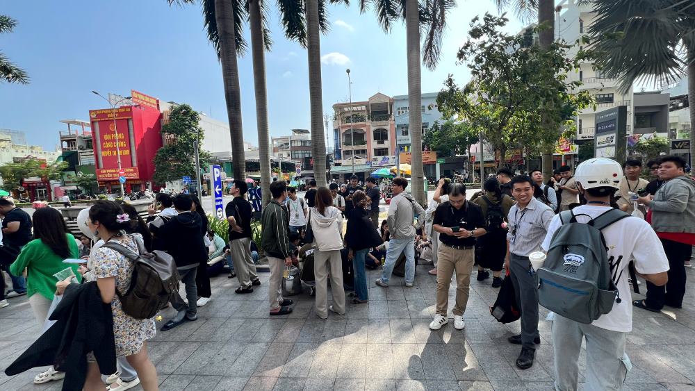 Office residents at 182 Le Dai Hanh, District 11 have not been able to return to work after the earthquake. Photo: Anh Tu