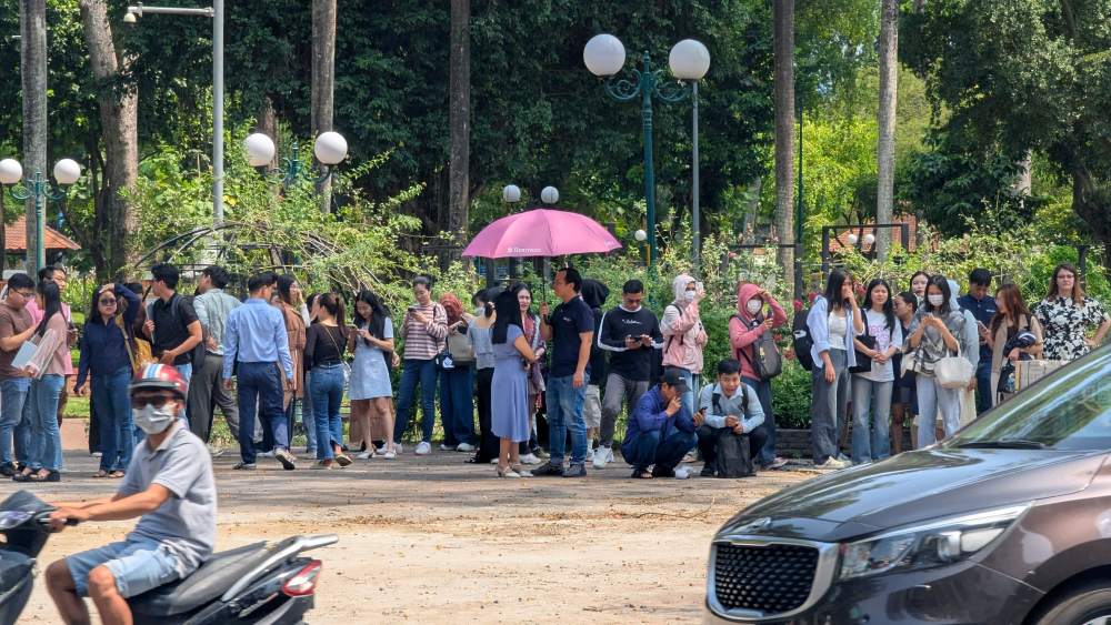 Ho Chi Minh City residents fled because they felt the building shaken by the earthquake. Photo: Nhu Quynh