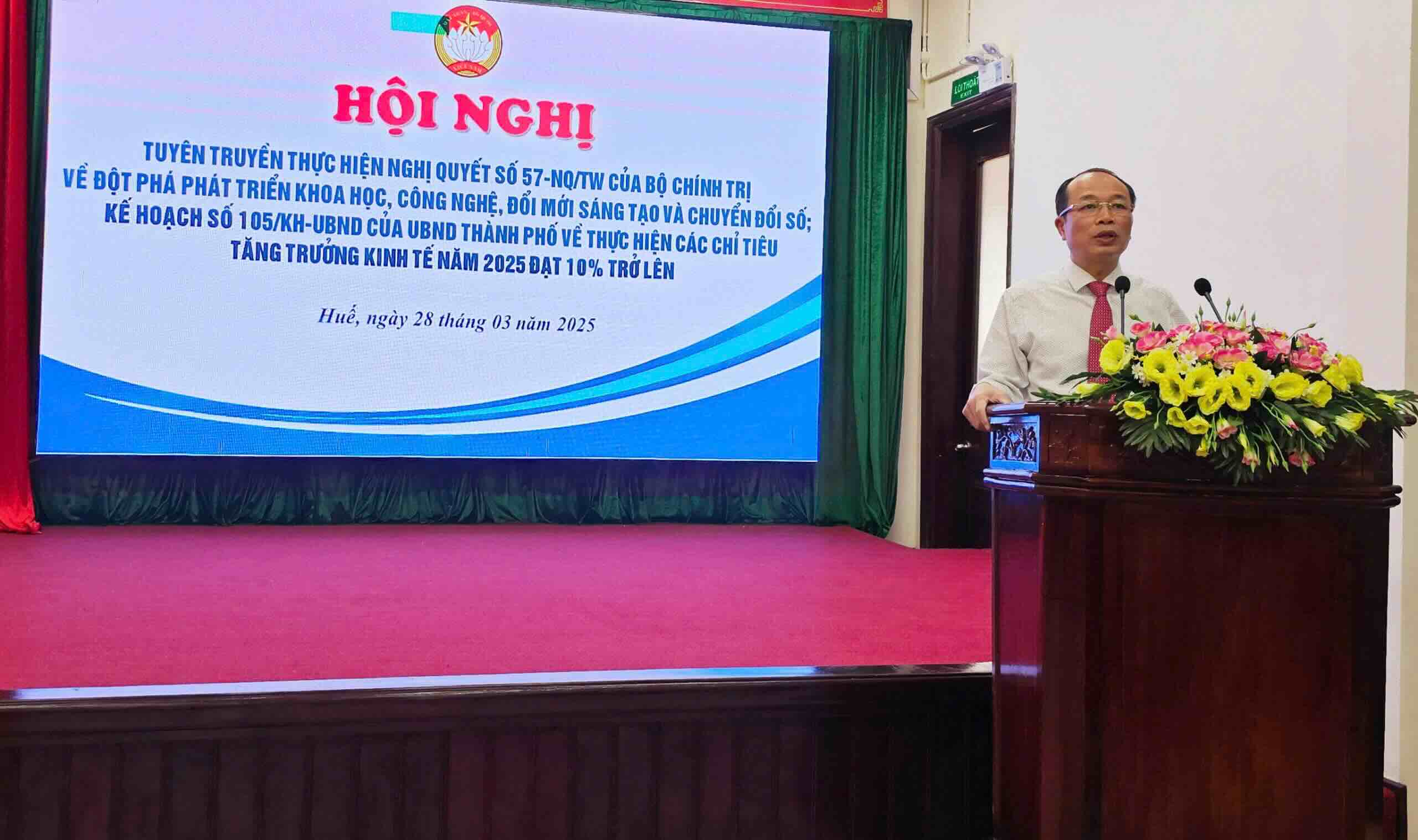 Vice Chairman of Hue City People's Committee Phan Quy Phuong spoke at the conference to disseminate and disseminate the resolutions and conclusions of the Central Committee and the action programs of the Hue City Party Committee. Photo: Quang An