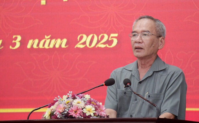 Bac Lieu Provincial Party Secretary Lu Van Hung spoke at the first quarter summary conference. Photo: Nhat Ho