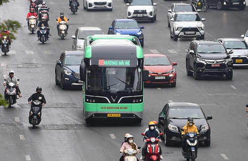 Propose specific regulations on priority for converting to green buses. Photo: Tuan Luong