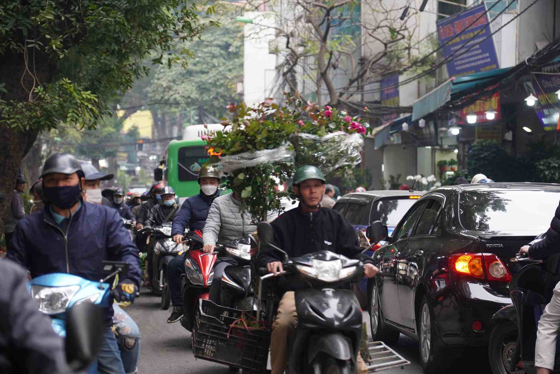 Hanoi adjusts traffic organization on Hoang Hoa Tham street. Photo: Huu Chanh