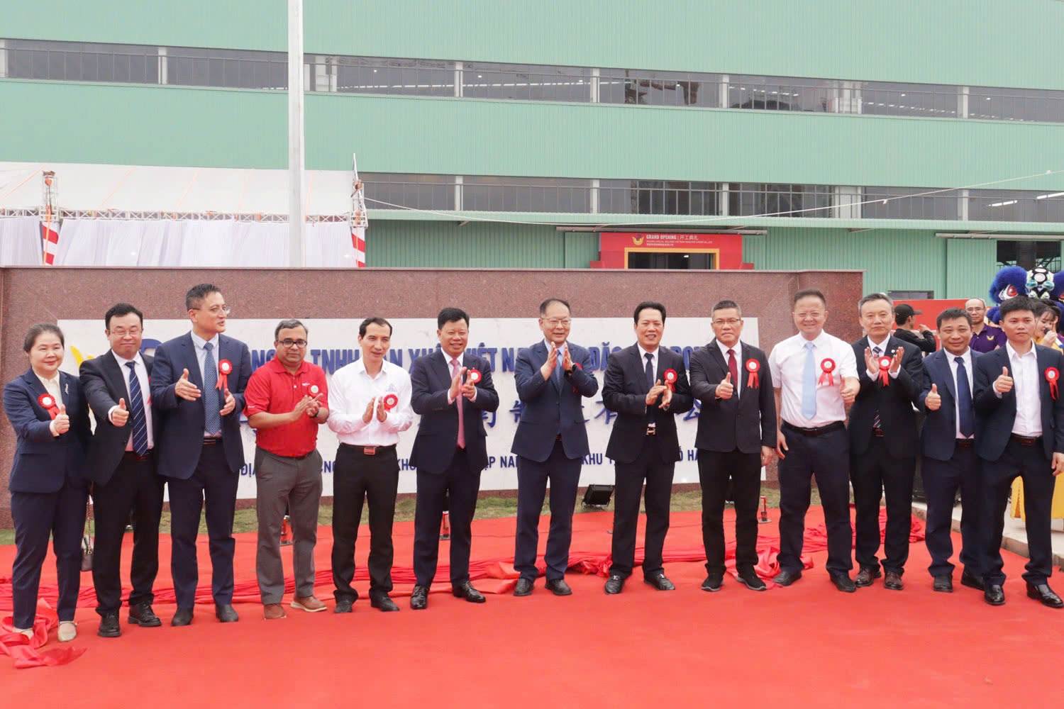 Delegates cut the ribbon to inaugurate the project. Photo: Hai Phong Portal