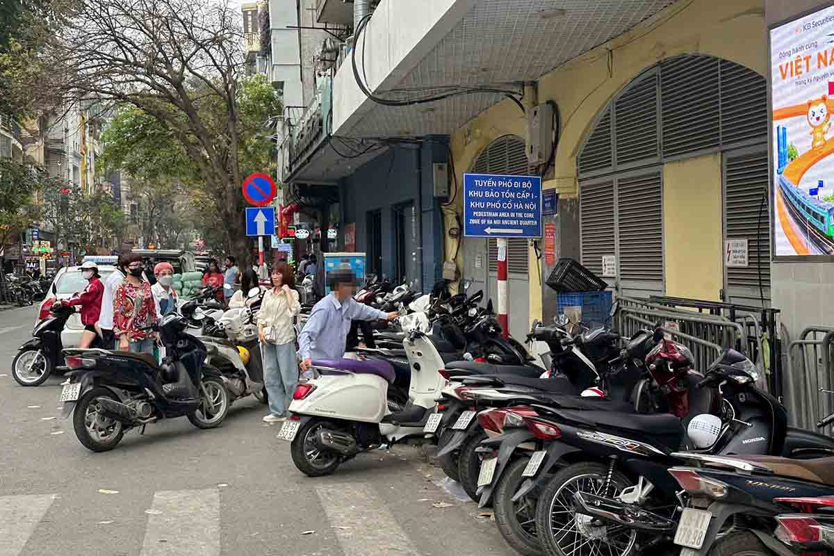 Điểm trông xe tự phát bên phải tòa nhà số 71 Cầu Gỗ (phường Hàng Bạc, Hoàn Kiếm, Hà Nội). Ảnh: Ngọc Tâm 