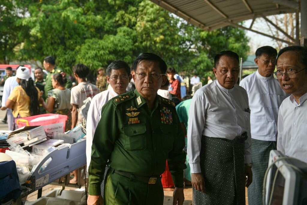 Myanmar military chief Min Aung Hlaing (middle) visits the injured and is being treated at a hospital in Naypyidaw after the earthquake on March 28. Photo: AFP