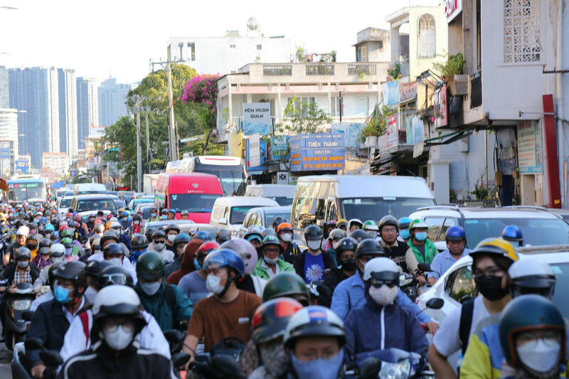 A series of roads in Ho Chi Minh City are heavily polluted with air due to smoke and dust emitted from motorbikes, factories, and construction works. Photo: Anh Tu