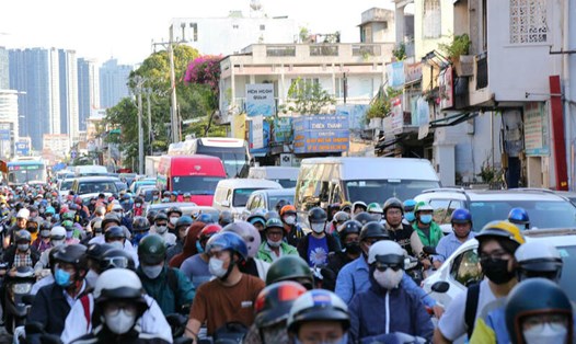 Hàng loạt tuyến đường ở TPHCM ô nhiễm không khí nặng do khói, bụi được phát thải từ xe máy, nhà máy, công trình xây dựng. Ảnh: Anh Tú