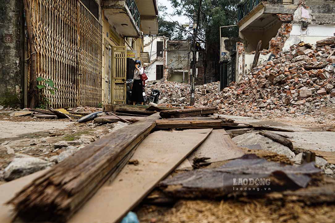 Some households are still staying in the GPMB area of the Ring Road 1 project. Photo: Huu Vu