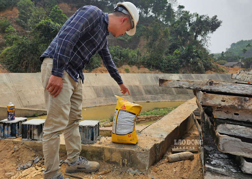 Đơn vị thi công đã dỡ toàn bộ tấm đan, bó vỉa hư hỏng để thay thế; đồng thời sử dụng vật liệu chuyên dụng hàn lại các vết nứt. Ảnh: Bảo Nguyên.