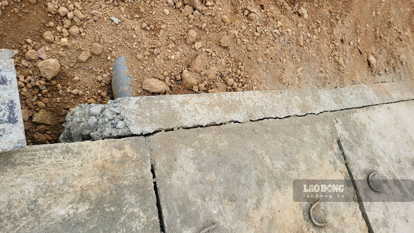 Do bê tông đổ sau để che phần thi công sai, kết cấu không đồng nhất nên có đoạn đã bong tróc 