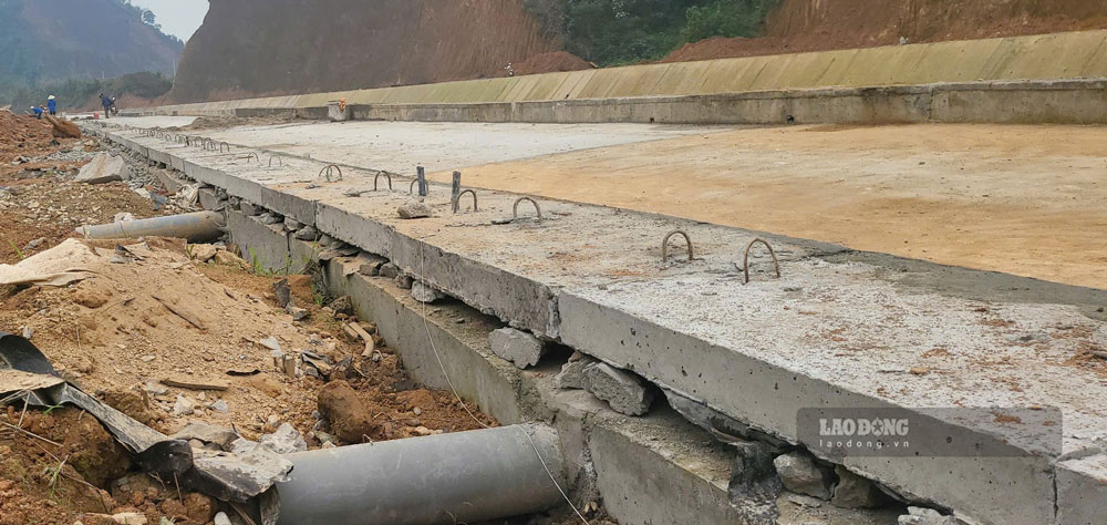 Do bắn sai cốt nền, đổ bê tông thiếu độ cao nên phải dùng đá, bê tông vụn kê tạo mặt phẳng đặt tấm đan 