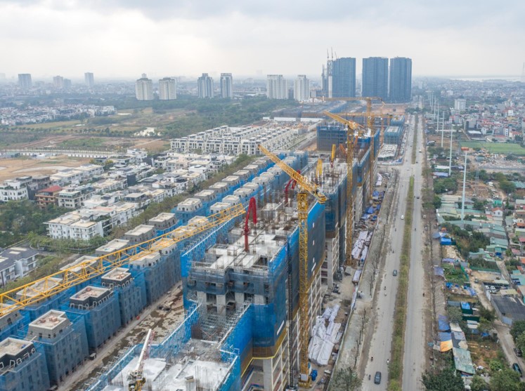 Mot trong nhung cong trinh trong diem do SCG dang thi cong la du an cao tang (Sky Villas, Sky Garden) tieu chuan khach san 5 sao dau tien tai khu do thi Nam Thang Long (Ciputra) - Noble Crystal Tay Ho WorldHotels Residence.