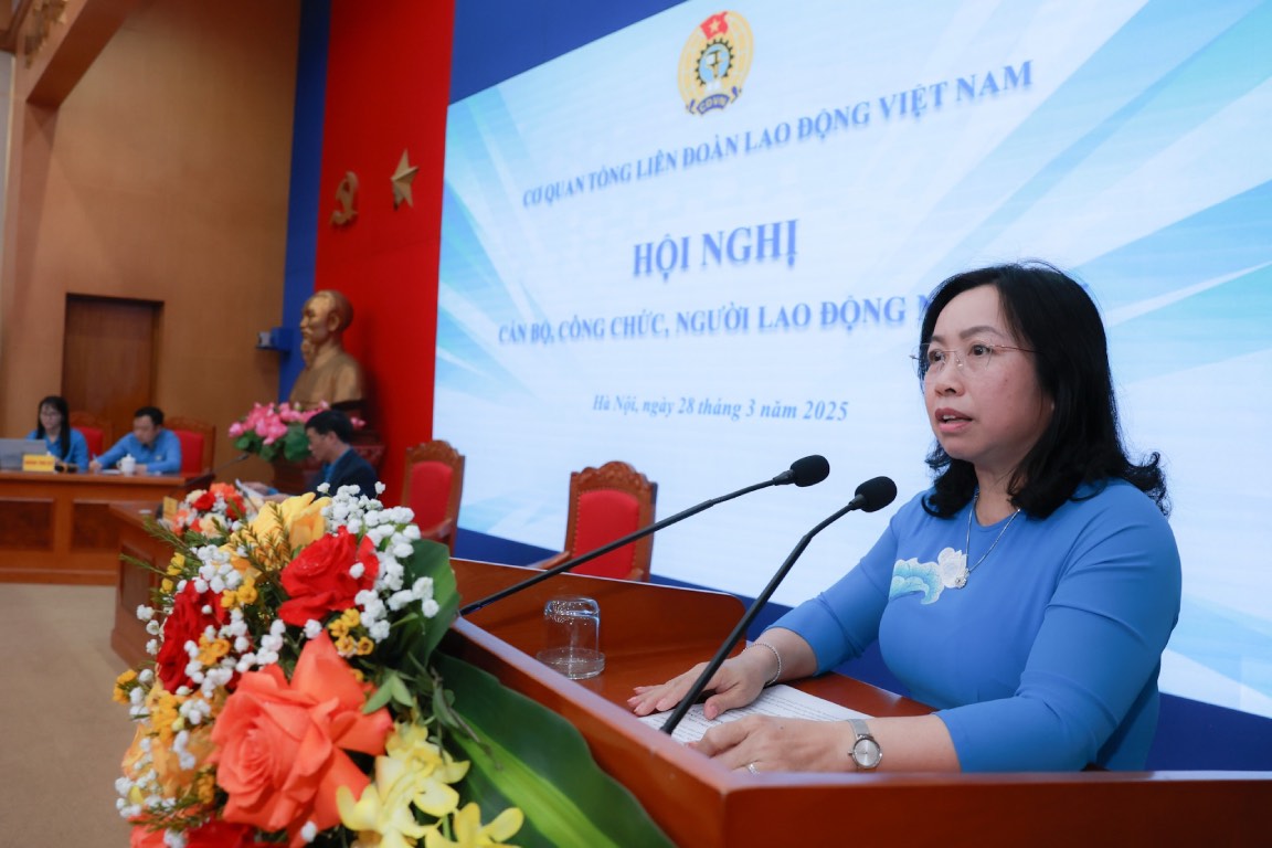 Ms. Thai Thu Xuong - Permanent Vice President of the Vietnam General Confederation of Labor, Head of the Vietnam General Confederation of Labor - spoke at the conference. Photo: Hai Nguyen