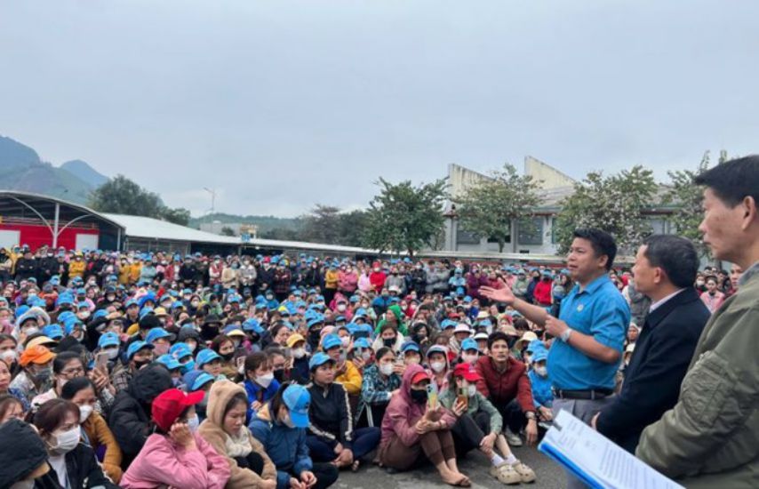 Mr. Nguyen Xuan Tuan - Head of the Policy and Law Department of the Thanh Hoa Provincial Federation of Labor discussed with workers of Akalia Nhu Thanh Company on March 7. Photo: Xuan Hung