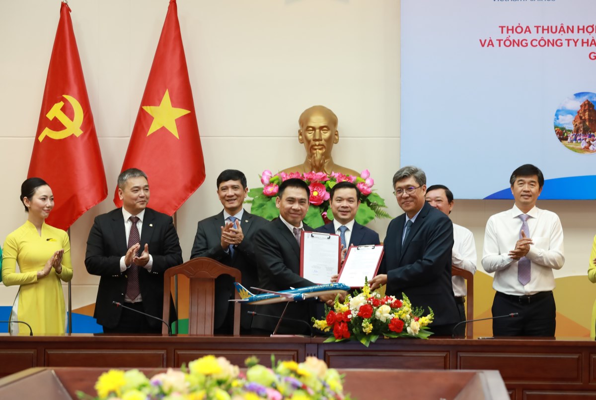 UBND tỉnh Bình Thuận và Vietnam Airlines kí kết hợp tác. Ảnh: Duy Tuấn 