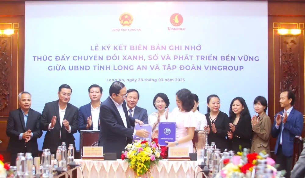 The People's Committee of Long An province and Vingroup Corporation signed a memorandum of understanding on cooperation on promoting green transformation, digital transformation and sustainable development. Photo: Duy Minh