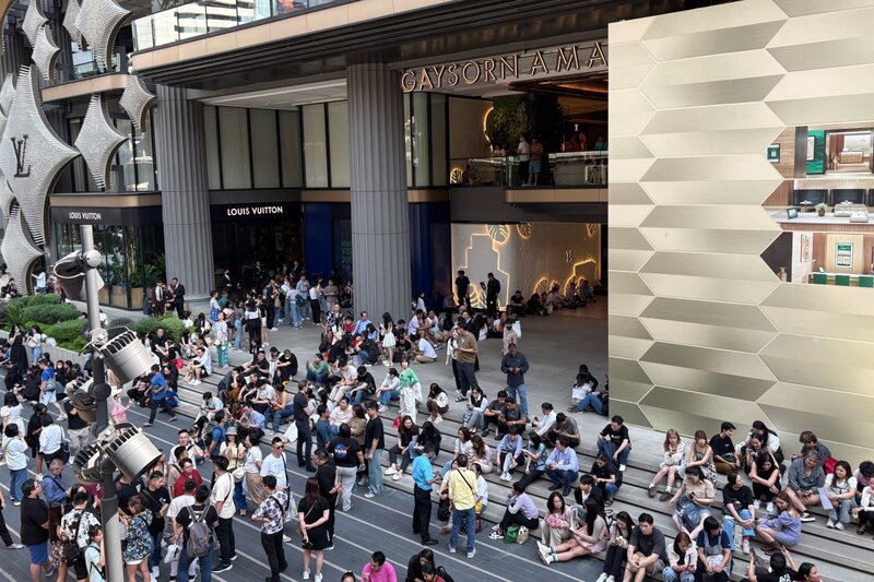 People evacuate from shopping malls in Thailand after the earthquake. Photo: AFP