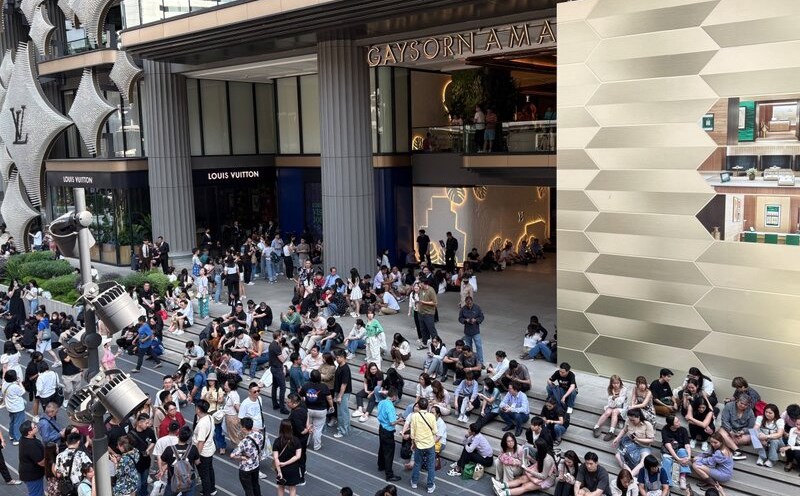 People evacuate from shopping malls in Thailand after the earthquake. Photo: AFP