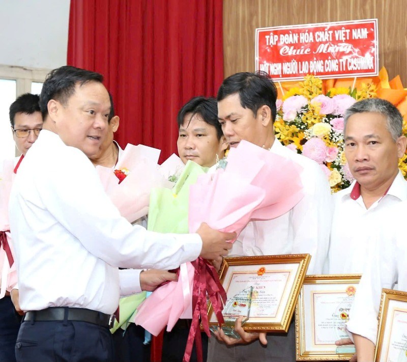 Mr. Nguyen Dinh Khoat - General Director of Casumina - awarded certificates of merit to urban workers with achievements in the emulation movement in the field of production and business and other work, contributing to the company's foundation. Photo: Duc Long