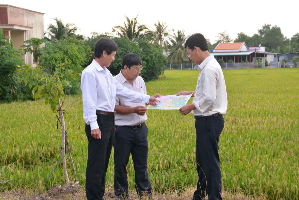 Long An province's functional sector surveyed the route DT.827E passes through. Photo: Duy Minh