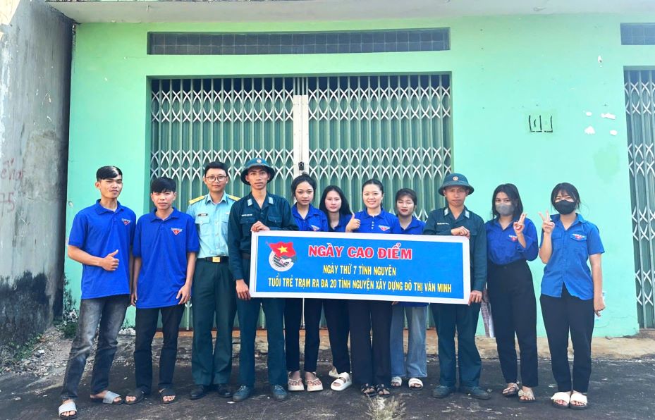 Youth of radar Station 20 actively carry out many meaningful tasks during the Youth Month. Photo: Dinh Thiem