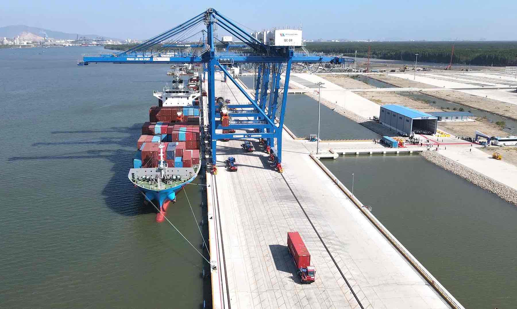 Phuoc An Port (Nhon Trach District) welcomed the first ship of container ship SITC carrying nearly 1,000 TEUs of goods. Photo: HAC