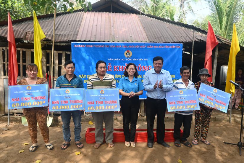 Ben Tre Provincial Federation of Labor - presented support to union members, workers and households with difficult housing circumstances. Photo: Thanh Nhan