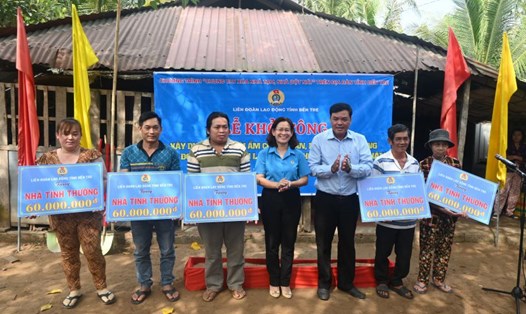 LĐLĐ tỉnh Bến Tre - trao hỗ trợ cho đoàn viên, người lao động và các hộ gia đình có hoàn cảnh khó khăn về nhà ở. 
Ảnh: Thành Nhân