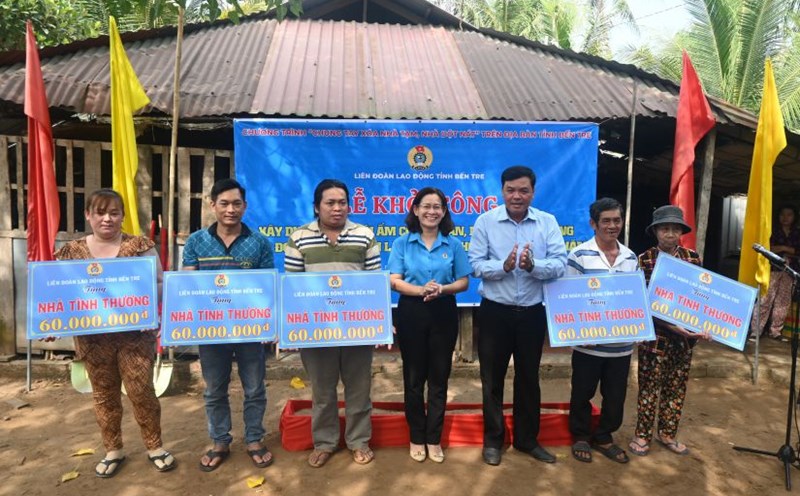 Ben Tre Provincial Federation of Labor - presented support to union members, workers and households with difficult housing circumstances. Photo: Thanh Nhan