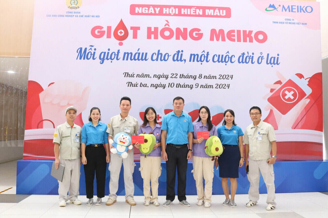 Mr. Phan Thanh Hai - Chairman of the Trade Union of Meiko Vietnam Co., Ltd. Trade Union (far left) - with leaders of the Hanoi Industrial - Export Processing Zones Trade Union and employees at "Meiko Red Blood Drops Festival". Photo: Trade Union
