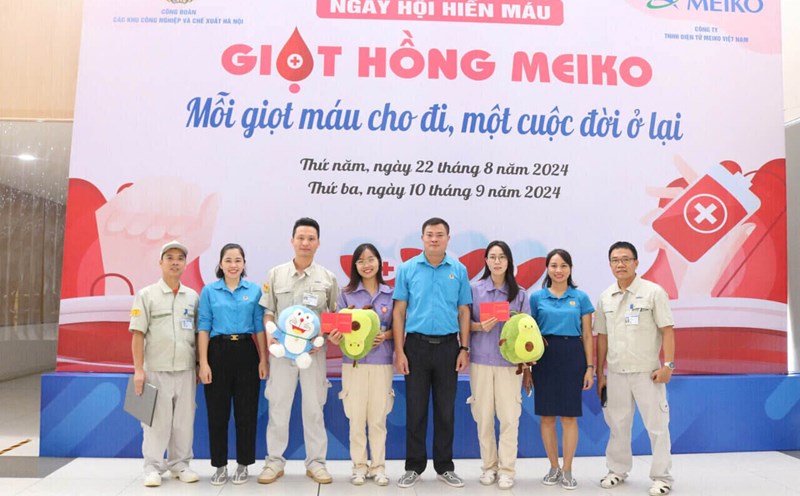 Mr. Phan Thanh Hai - Chairman of the Trade Union of Meiko Vietnam Co., Ltd. Trade Union (far left) - with leaders of the Hanoi Industrial - Export Processing Zones Trade Union and employees at "Meiko Red Blood Drops Festival". Photo: Trade Union