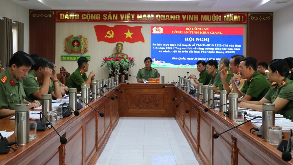 The professional departments and the police of communes and wards in Phu Quoc City have deployed many measures to grasp the situation and control the area. Photo: Tien Dung