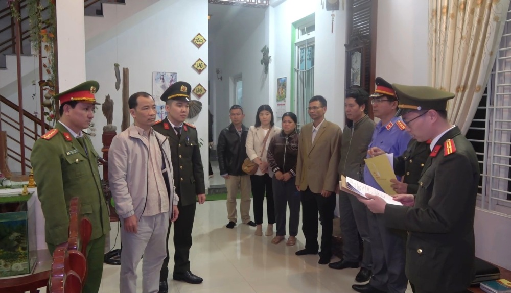 Hue City Police read the order to temporarily detain Nguyen Xuan Binh at his home in Hue City.
