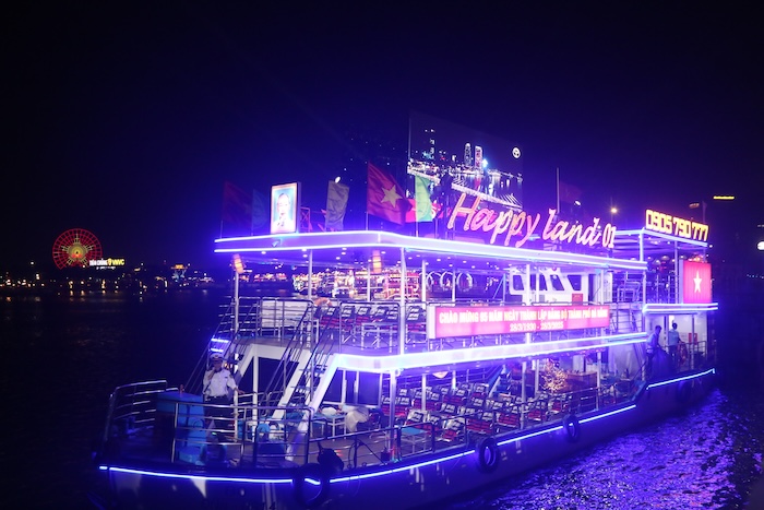 Da Nang celebrates 95 years of the Party Committee with the Flower Boat Festival. Photo: Tuyet Le