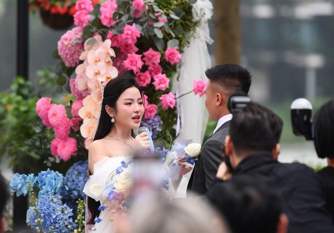 Quang Hải thể hiện tình yêu với bà xã Chu Thanh Huyền