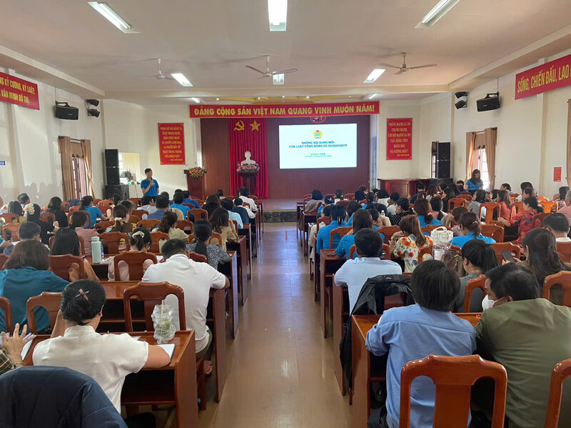 Di Linh District Labor Federation trained more than 400 grassroots union officials. Photo: Nguyen Huong