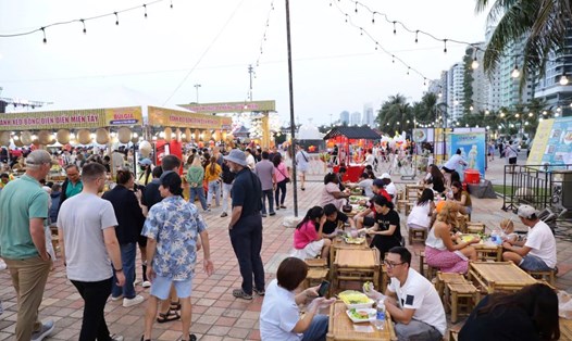 Du khách thử bánh xèo, mỳ Quảng tại lễ hội Đà Nẵng Food Tour. Ảnh: Danang FantastiCity