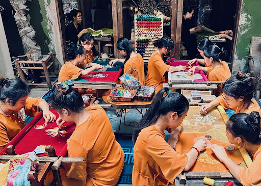 Cac ban hoc vien tre tai Tiem Lynh. Anh:  