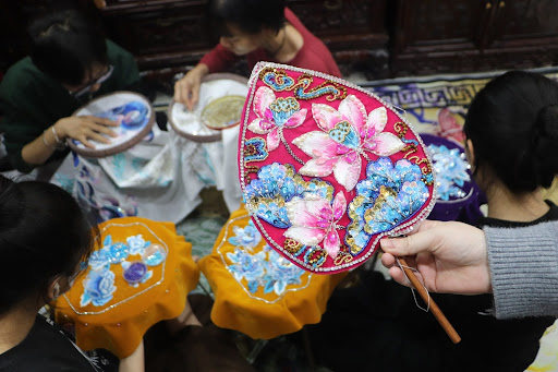 Chiec quat duoc theu va dinh ket hoan toan thu cong. Anh:  