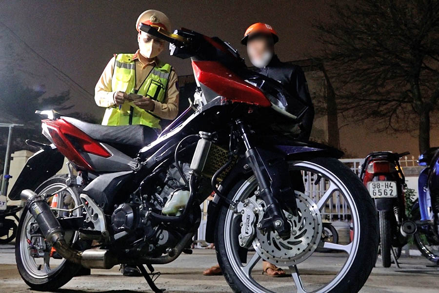 Following Hanoi Traffic Police all night to handle nearly 40 speeders