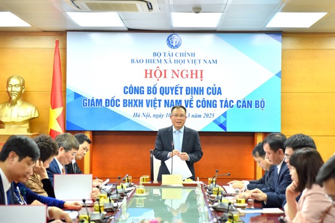 The leaders of Vietnam Social Insurance announced the decision on the work of cadres under Vietnam Social Insurance Region I (Hanoi). Photo: Vietnam Social Insurance