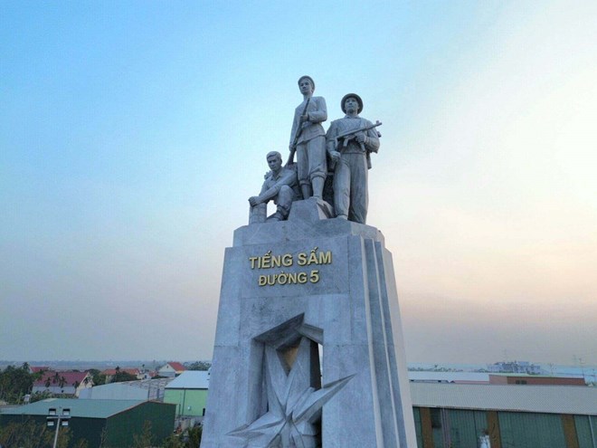 Hai Duong digitizes the Thunder Monument on Route 5. Photo: Mai Huong