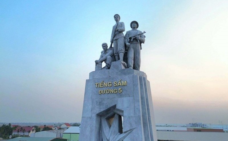 Hai Duong digitizes the Thunder Monument on Route 5. Photo: Mai Huong
